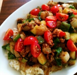 夏野菜とひき肉のゴマ味噌丼